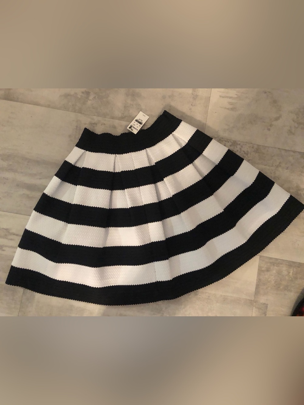Express Striped Black & White A-Line Skirt
Sz XS